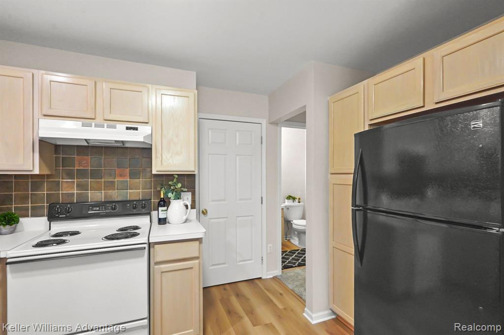 1033 CALPERNIA, Wixom, MI 48393 — Photo 16