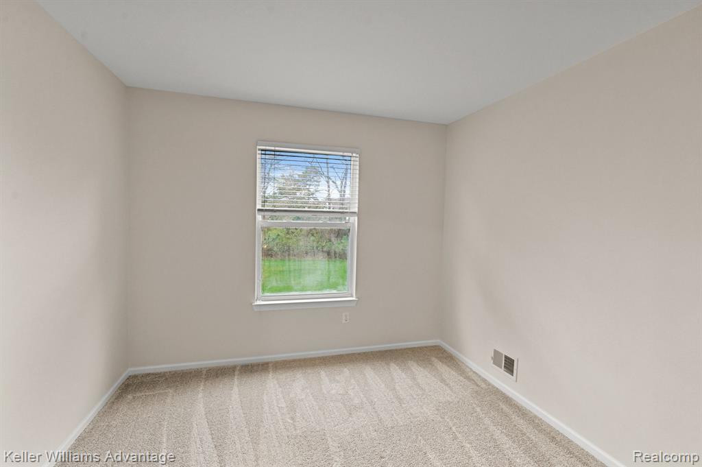 1033 CALPERNIA, Wixom, MI 48393 — Photo 25