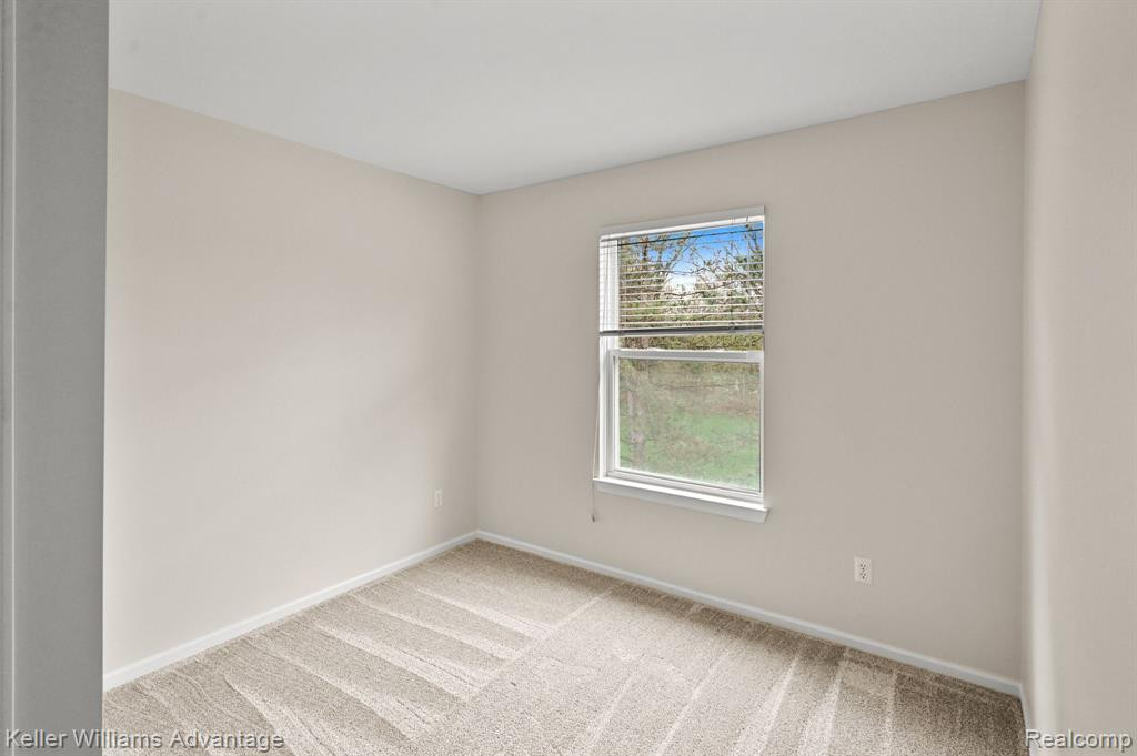 1033 CALPERNIA, Wixom, MI 48393 — Photo 27
