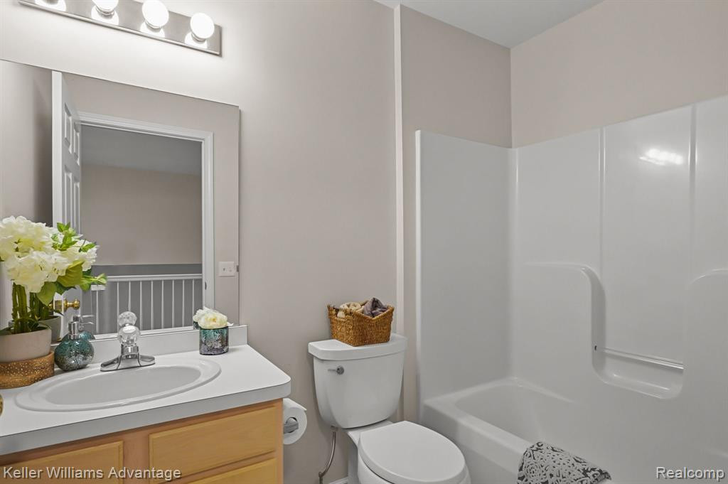 1033 CALPERNIA, Wixom, MI 48393 — Photo 29