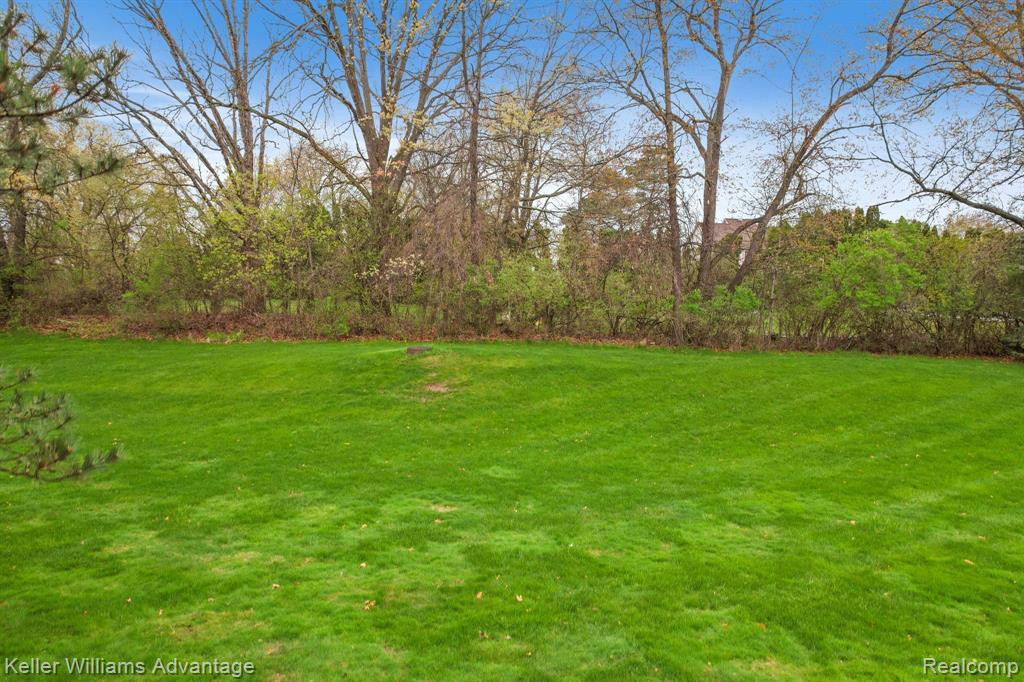 1033 CALPERNIA, Wixom, MI 48393 — Photo 42