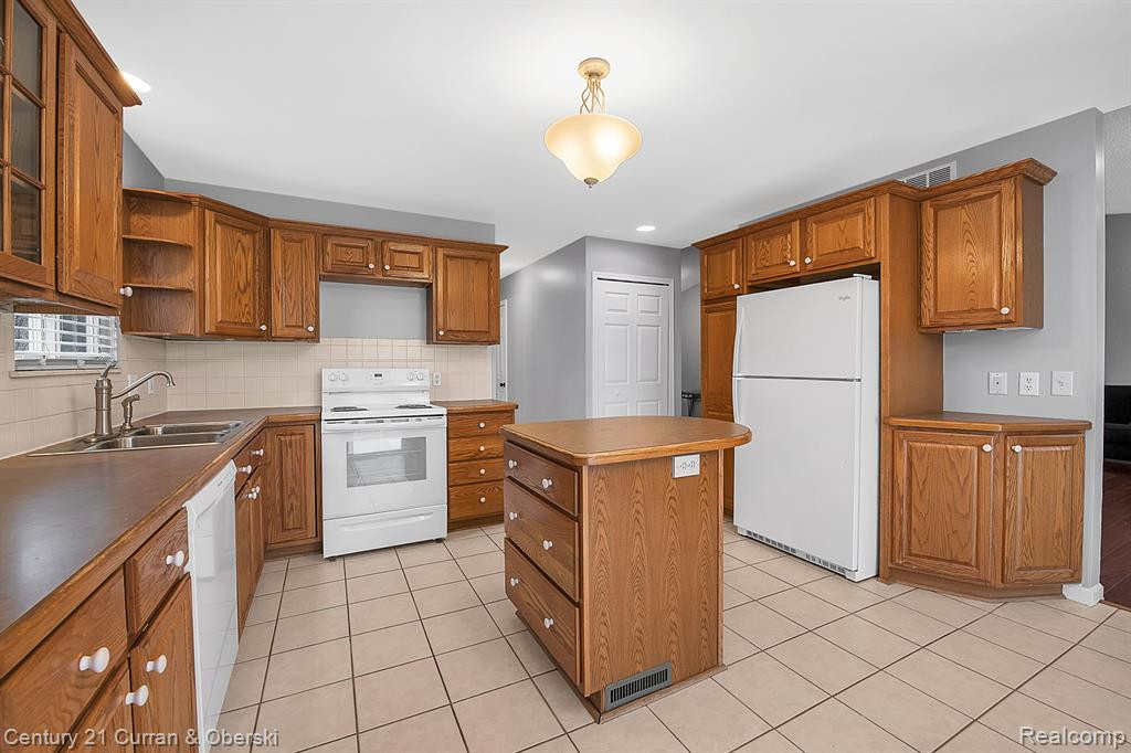 1037 HIGH RIDGE Drive, Canton, MI 48187 — Photo 8