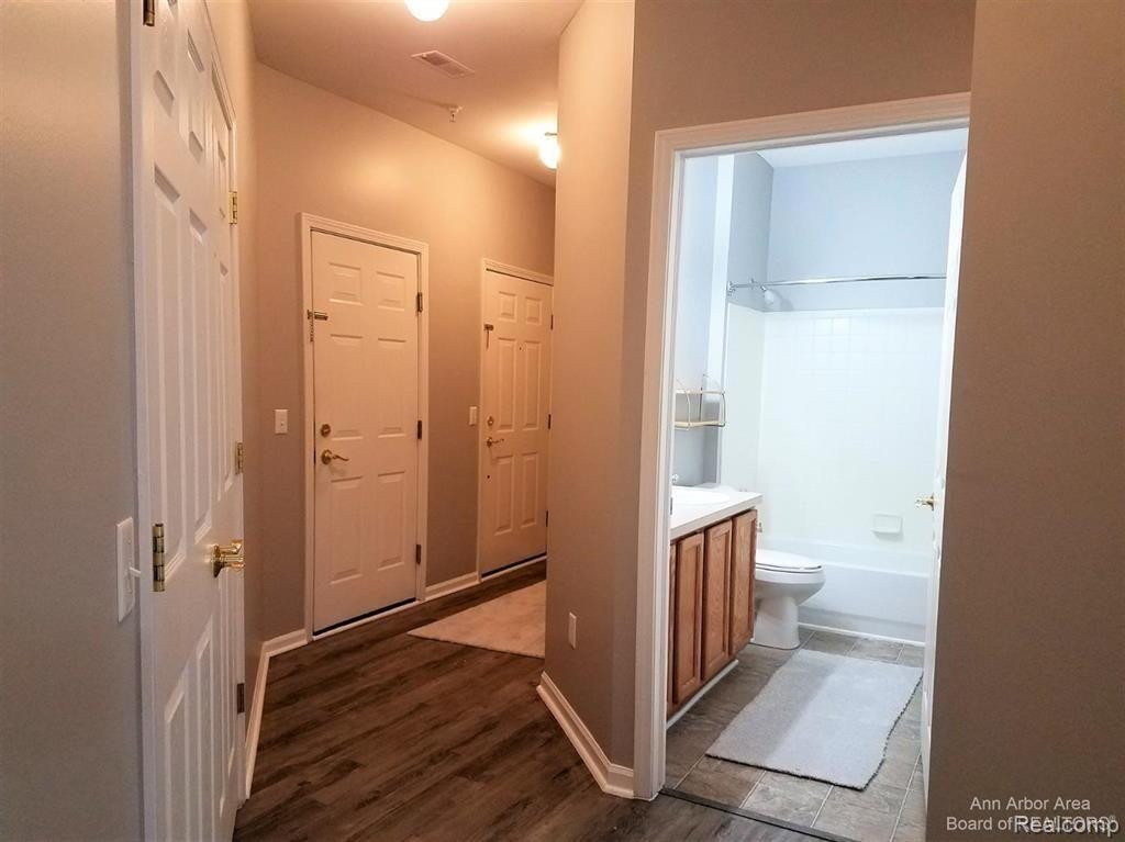9521 LAKESIDE Drive, Ypsilanti, MI 48197 — Photo 13