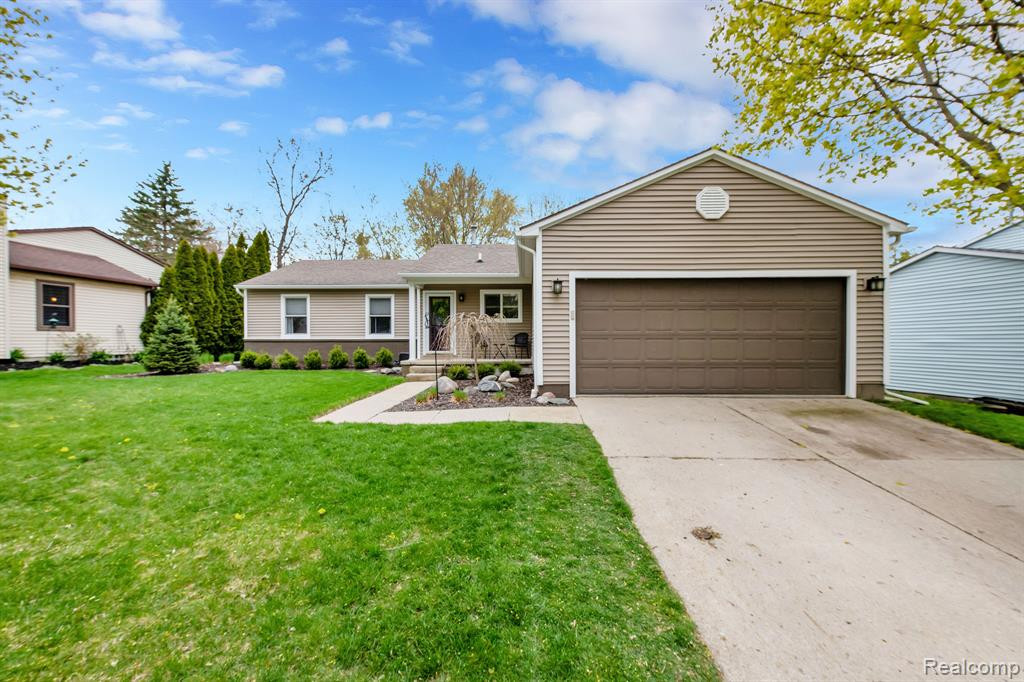 895 FAIRWAY TRAILS Drive, Brighton, MI 48116 — Photo 3