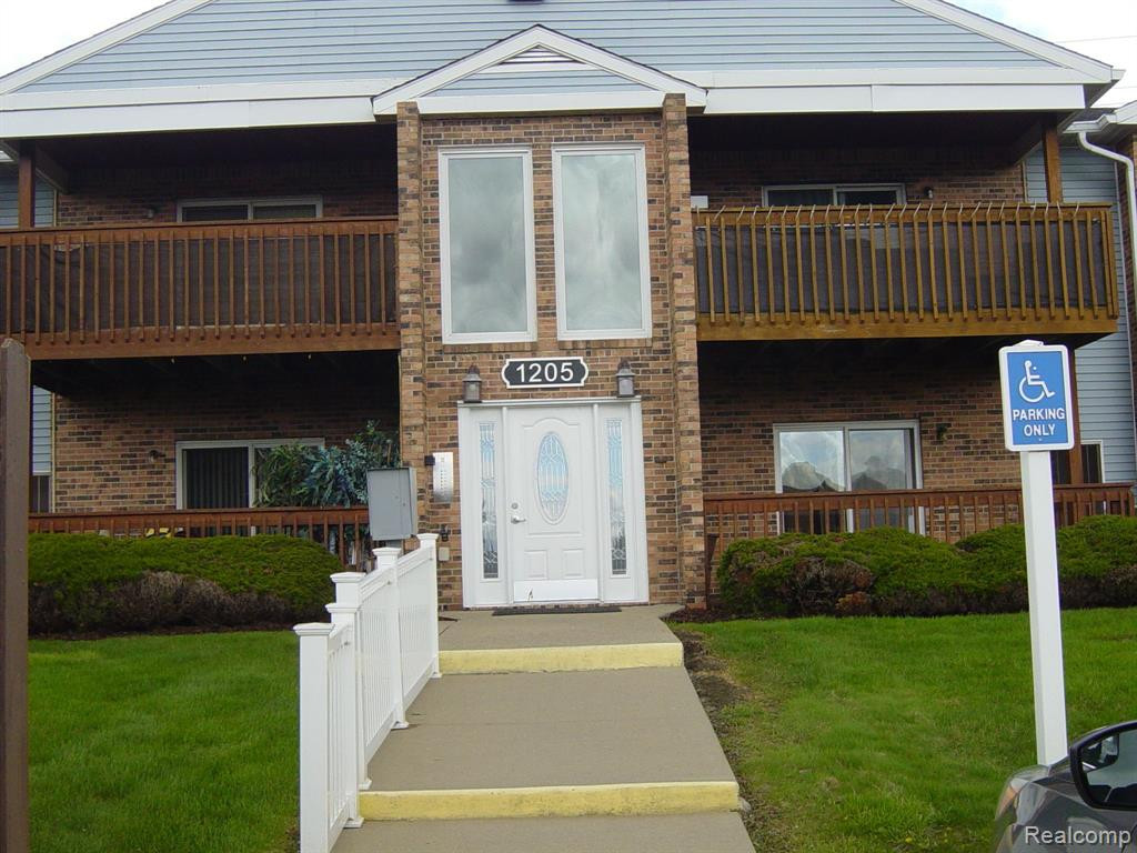 1205 HARBOUR Drive, 34, Trenton, MI 48183 — Photo 2