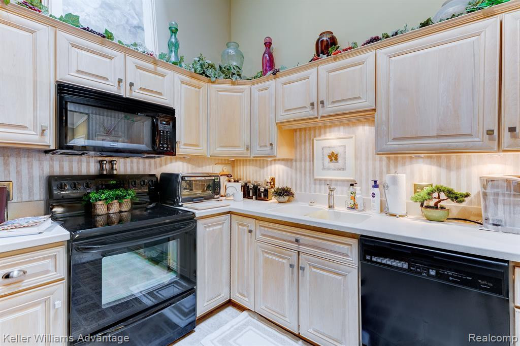 22274 Pondview, Novi, MI — Photo 5