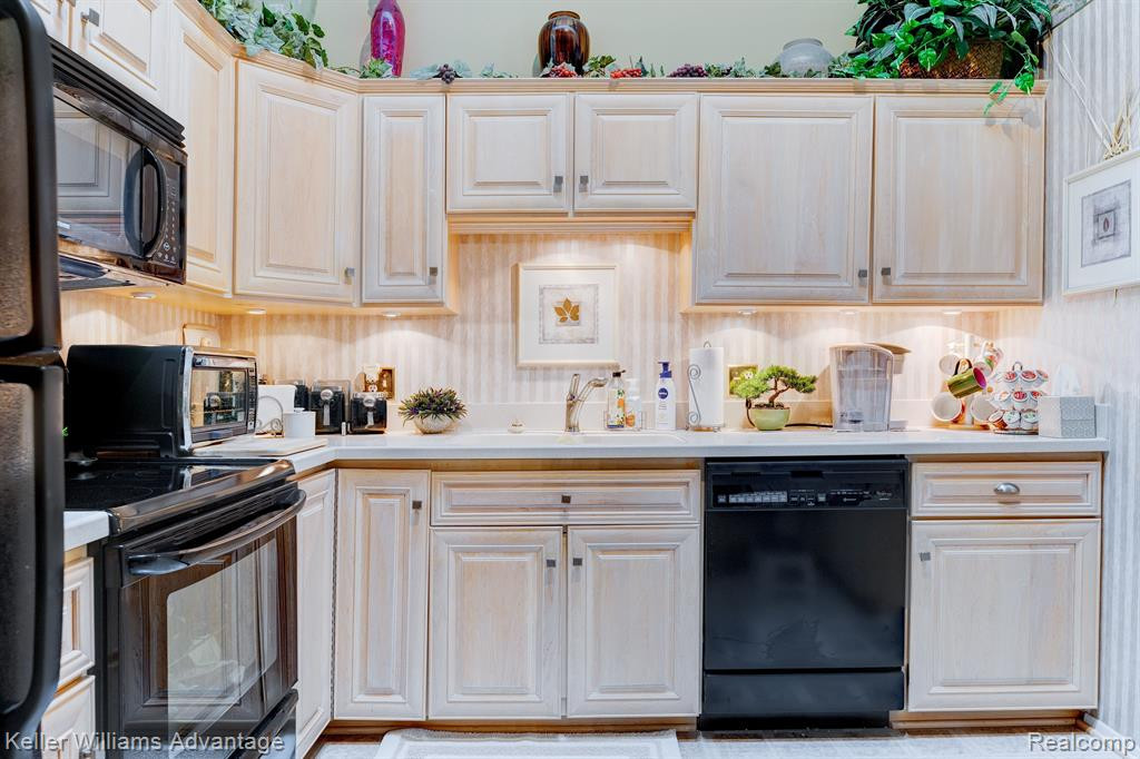 22274 Pondview, Novi, MI — Photo 6