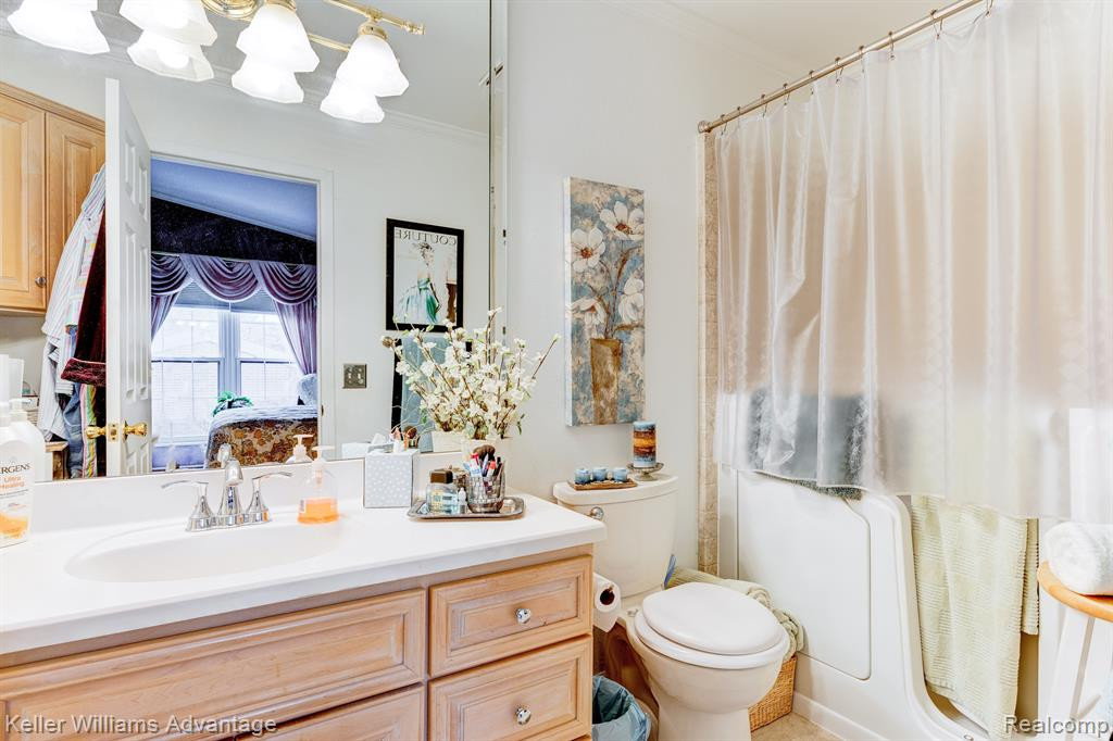 22274 Pondview, Novi, MI — Photo 11