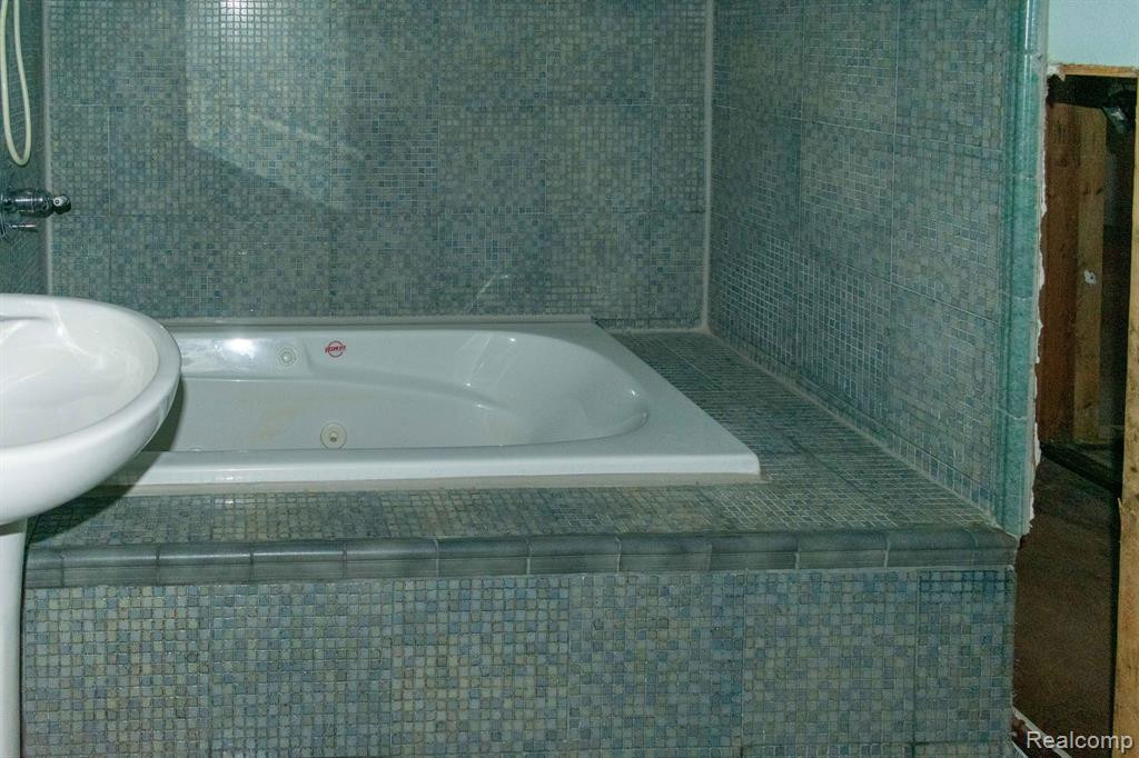 619 SKYDALE Drive, Ann Arbor, MI 48105 — Photo 13