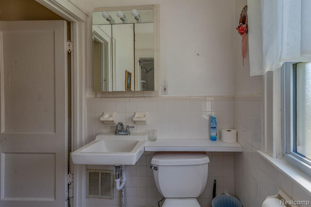 7443 GRANDMONT Avenue, Detroit, MI 48228 — Photo 25
