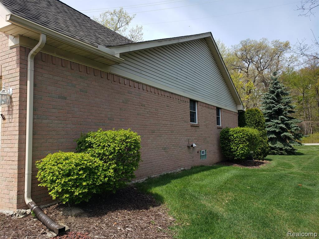 23712 W LAKE Circle N, Brownstown, MI 48183 — Photo 2