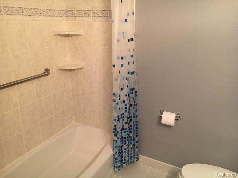 7633 MANOR Circle, 202, Westland, MI — Photo 18