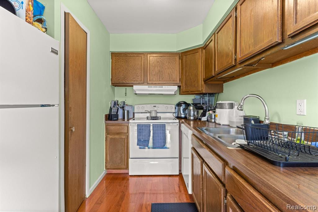 8304 LAKEVIEW Drive, Ypsilanti, MI 48198 — Photo 13