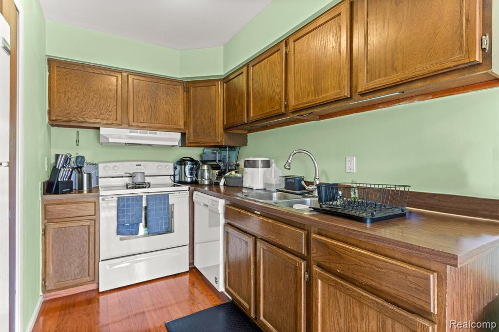 8304 LAKEVIEW Drive, Ypsilanti, MI 48198 — Photo 14