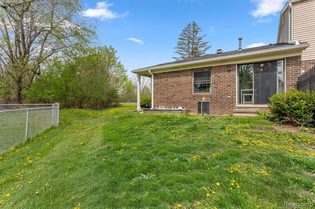 8304 LAKEVIEW Drive, Ypsilanti, MI 48198 — Photo 28