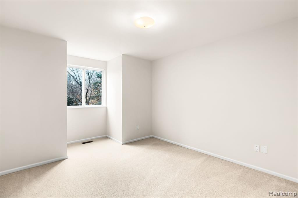 240 WOODFIELD SQUARE Lane, Brighton, MI 48116 — Photo 17