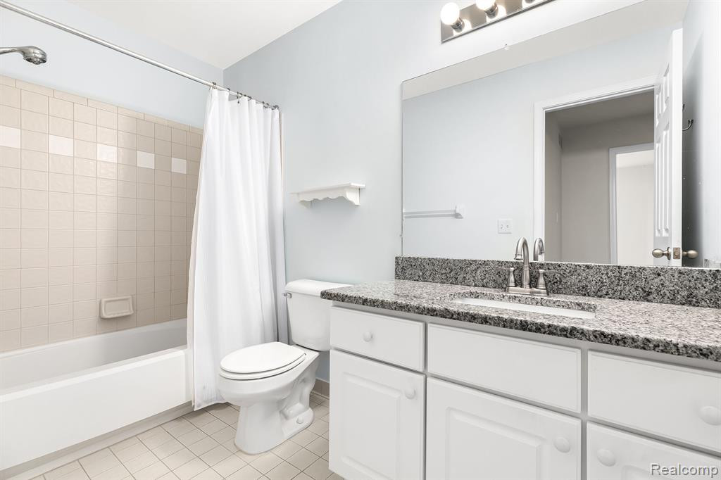 240 WOODFIELD SQUARE Lane, Brighton, MI 48116 — Photo 18