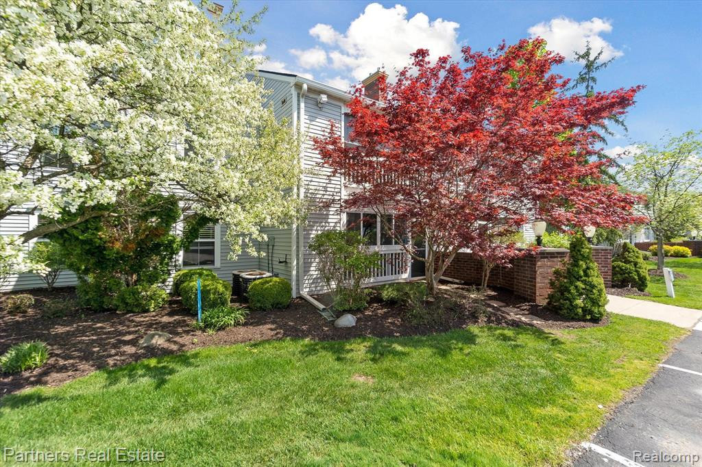 620 Curzon Court, 103, Howell, MI 48843 — Photo 2