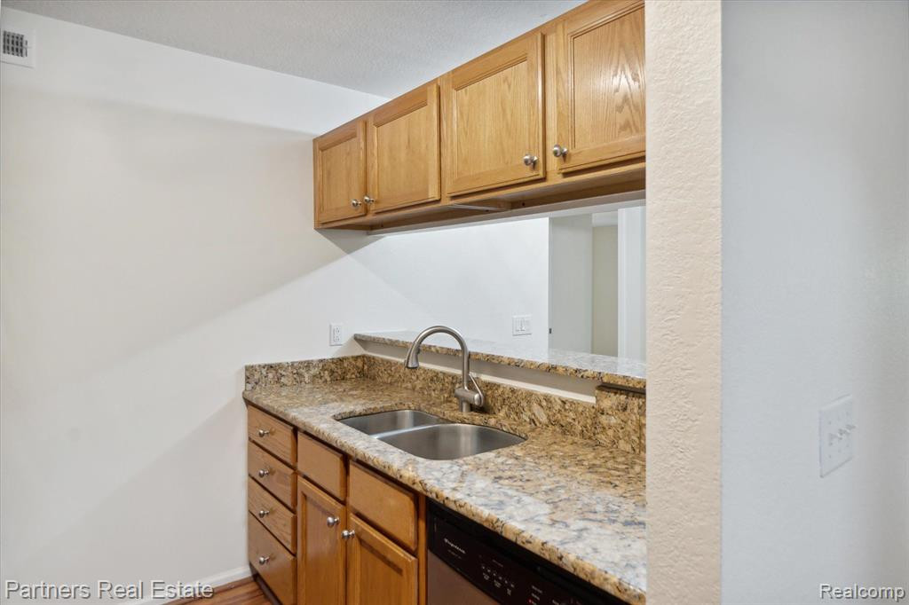 620 Curzon Court, 103, Howell, MI 48843 — Photo 18