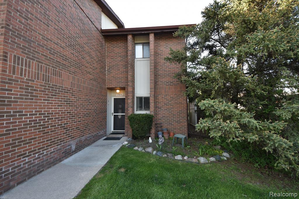 33841 PONDVIEW Circle, 28, Livonia, MI 48152 — Photo 2