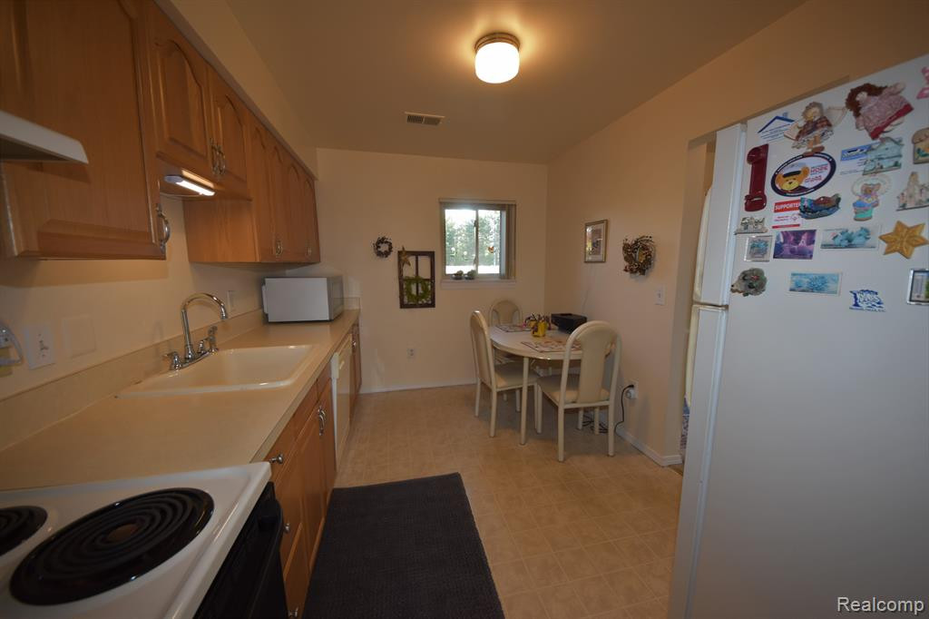 33841 PONDVIEW Circle, 28, Livonia, MI 48152 — Photo 7