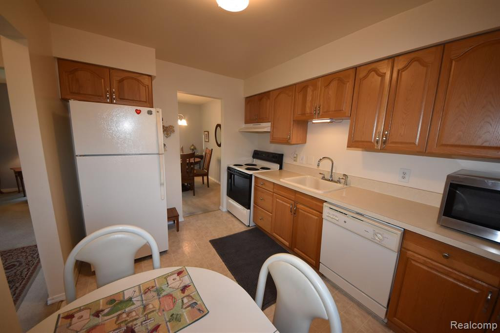 33841 PONDVIEW Circle, 28, Livonia, MI 48152 — Photo 8