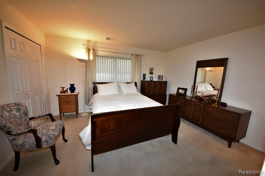 33841 PONDVIEW Circle, 28, Livonia, MI 48152 — Photo 9