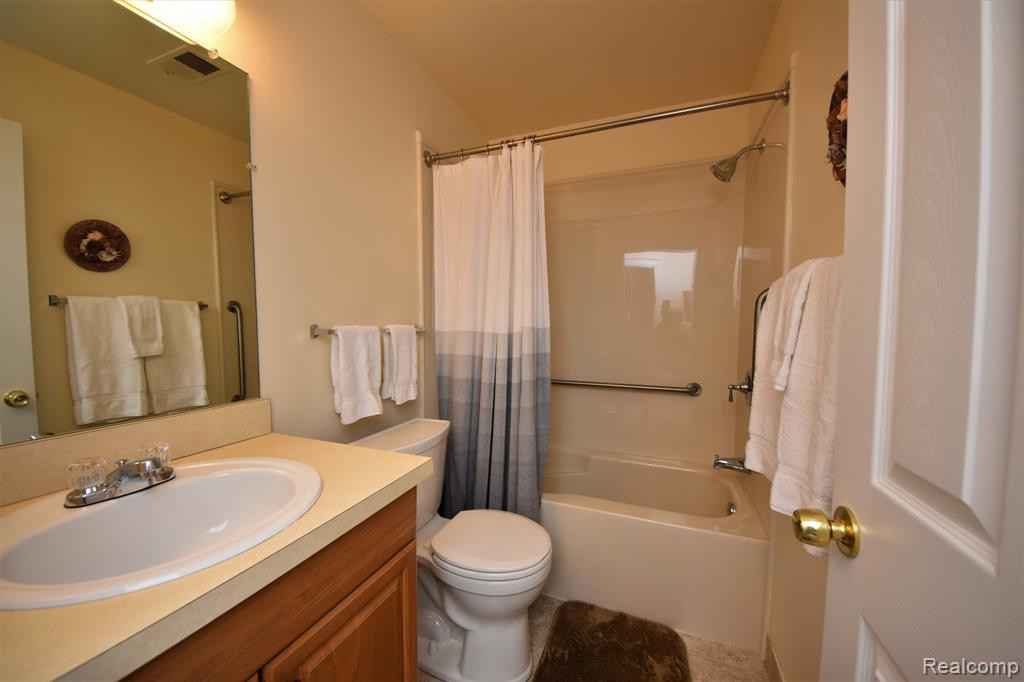 33841 PONDVIEW Circle, 28, Livonia, MI 48152 — Photo 12