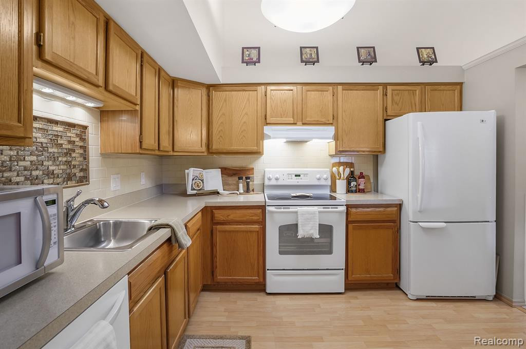 61135 GREENWOOD Drive, South Lyon, MI 48178 — Photo 12