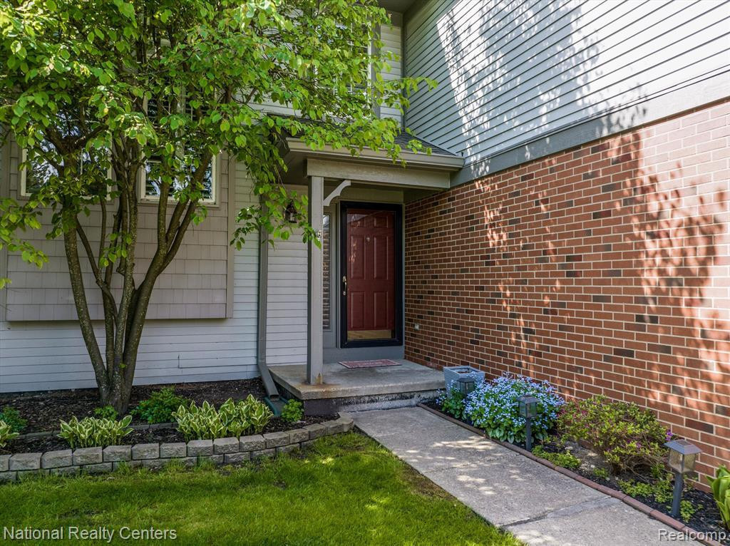 475 WINWOOD Circle, Walled Lake, MI 48390 — Photo 2