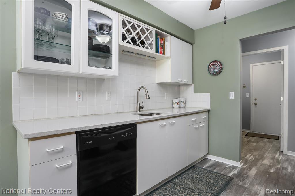 475 WINWOOD Circle, Walled Lake, MI 48390 — Photo 9
