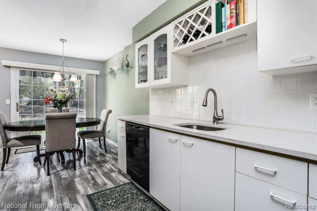 475 WINWOOD Circle, Walled Lake, MI 48390 — Photo 10