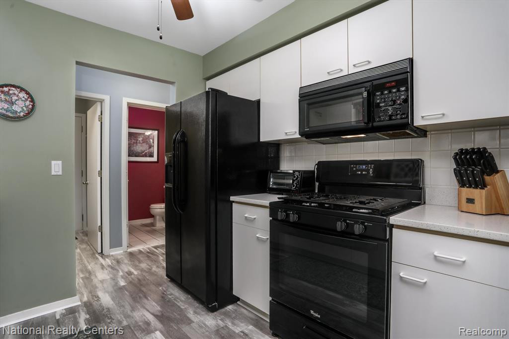 475 WINWOOD Circle, Walled Lake, MI 48390 — Photo 11