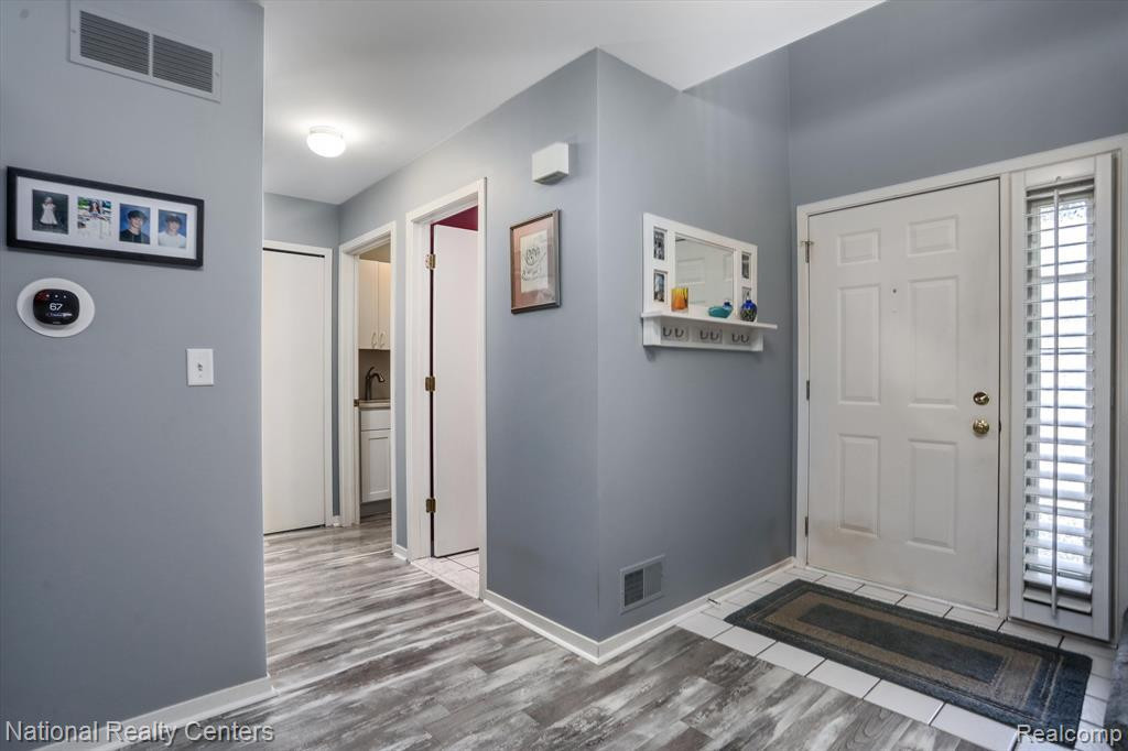 475 WINWOOD Circle, Walled Lake, MI 48390 — Photo 14