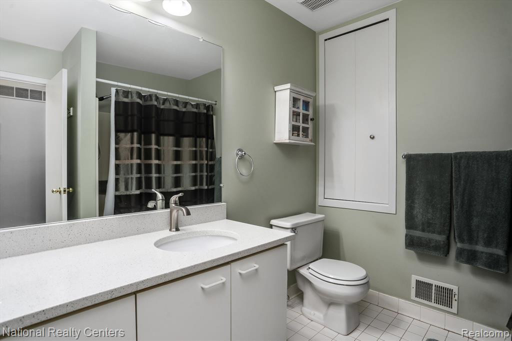 475 WINWOOD Circle, Walled Lake, MI 48390 — Photo 21