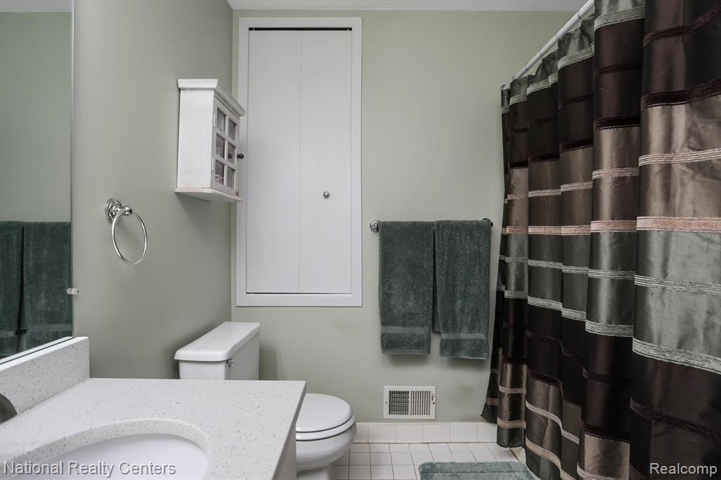 475 WINWOOD Circle, Walled Lake, MI 48390 — Photo 22