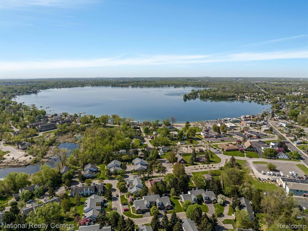 475 WINWOOD Circle, Walled Lake, MI 48390 — Photo 32