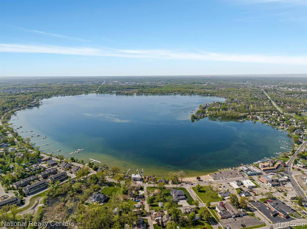 475 WINWOOD Circle, Walled Lake, MI 48390 — Photo 33