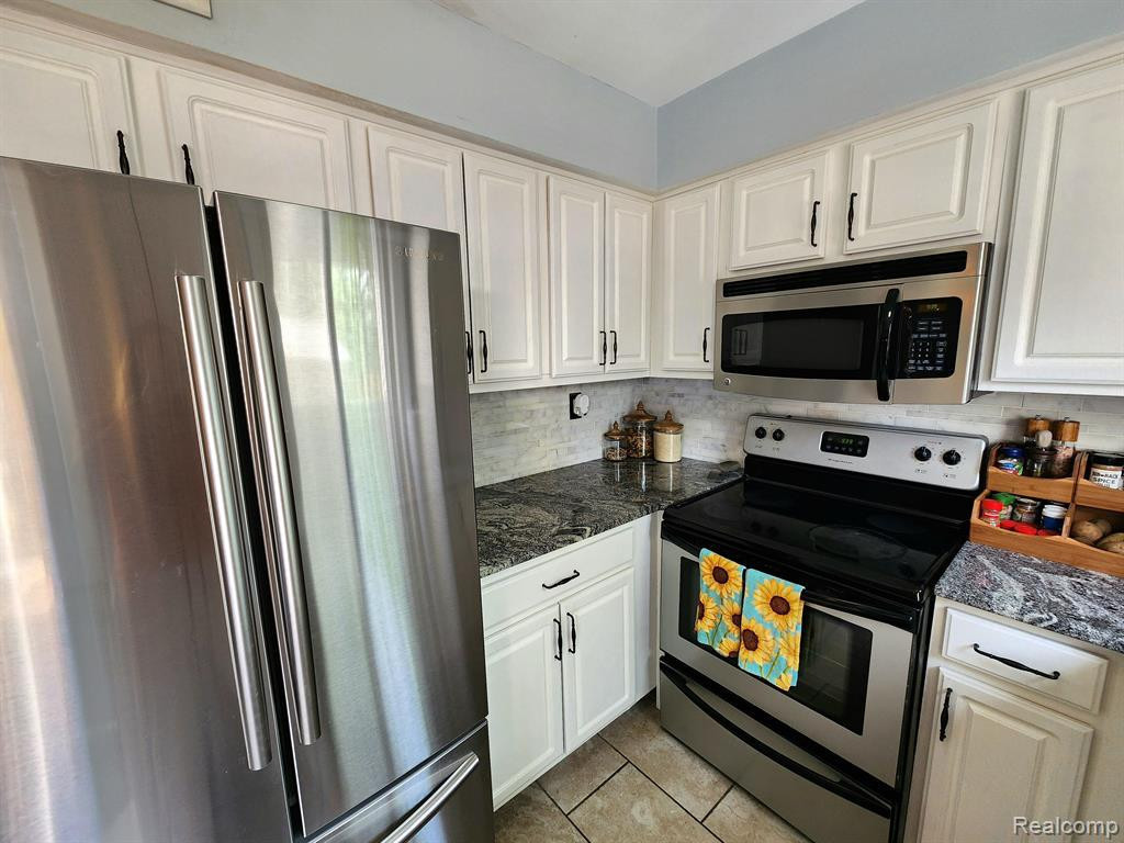 509 ESTRADA Drive, Belleville, MI 48111 — Photo 17