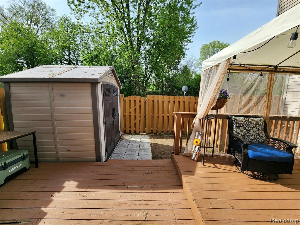509 ESTRADA Drive, Belleville, MI 48111 — Photo 27