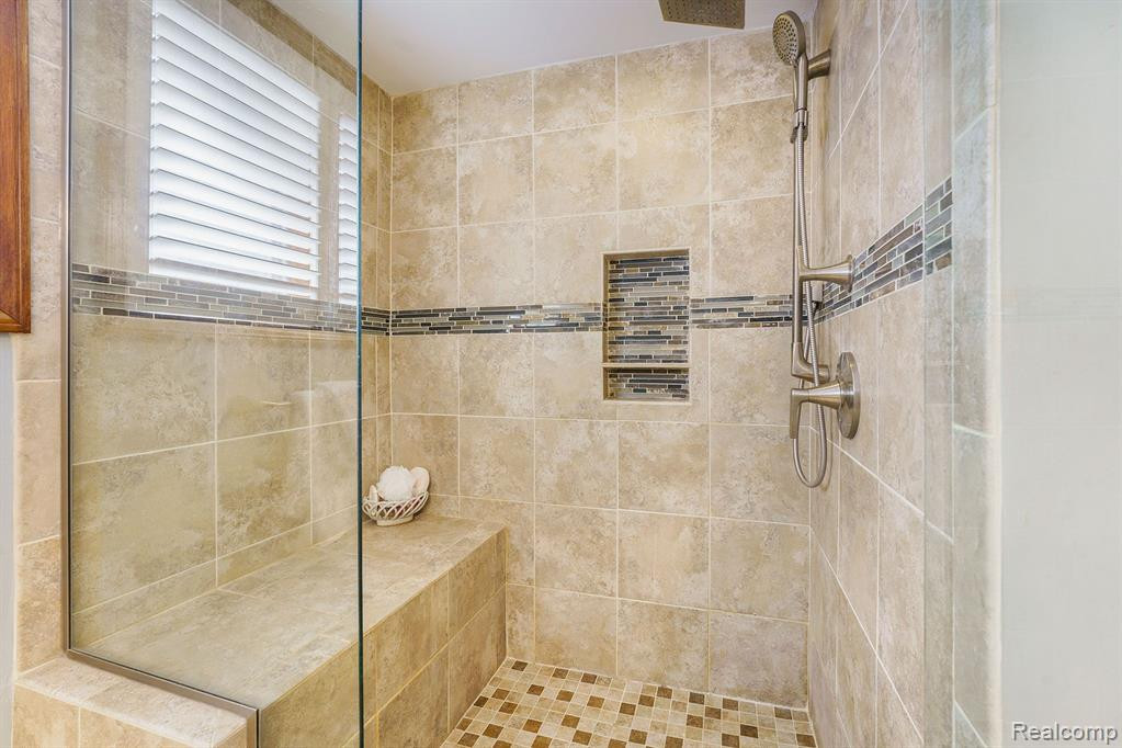 355 PARK Avenue, Lake Orion, MI 48362 — Photo 24