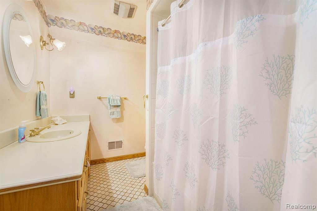 355 PARK Avenue, Lake Orion, MI 48362 — Photo 28
