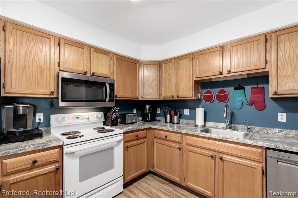 61107 GREENWOOD Drive, South Lyon, MI 48178 — Photo 2