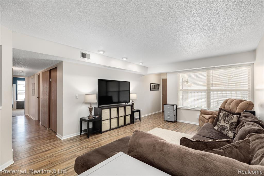 61107 GREENWOOD Drive, South Lyon, MI 48178 — Photo 3