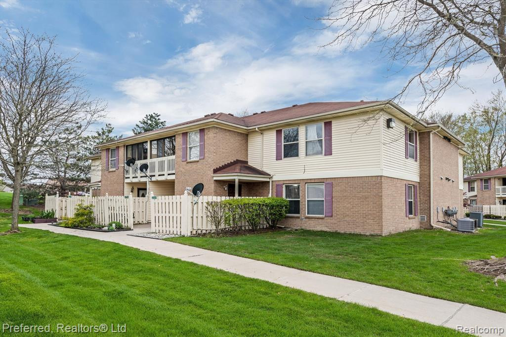 61107 GREENWOOD Drive, South Lyon, MI 48178 — Photo 7