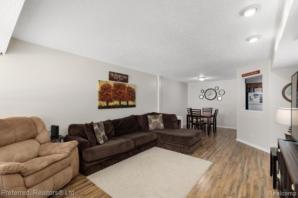 61107 GREENWOOD Drive, South Lyon, MI 48178 — Photo 9