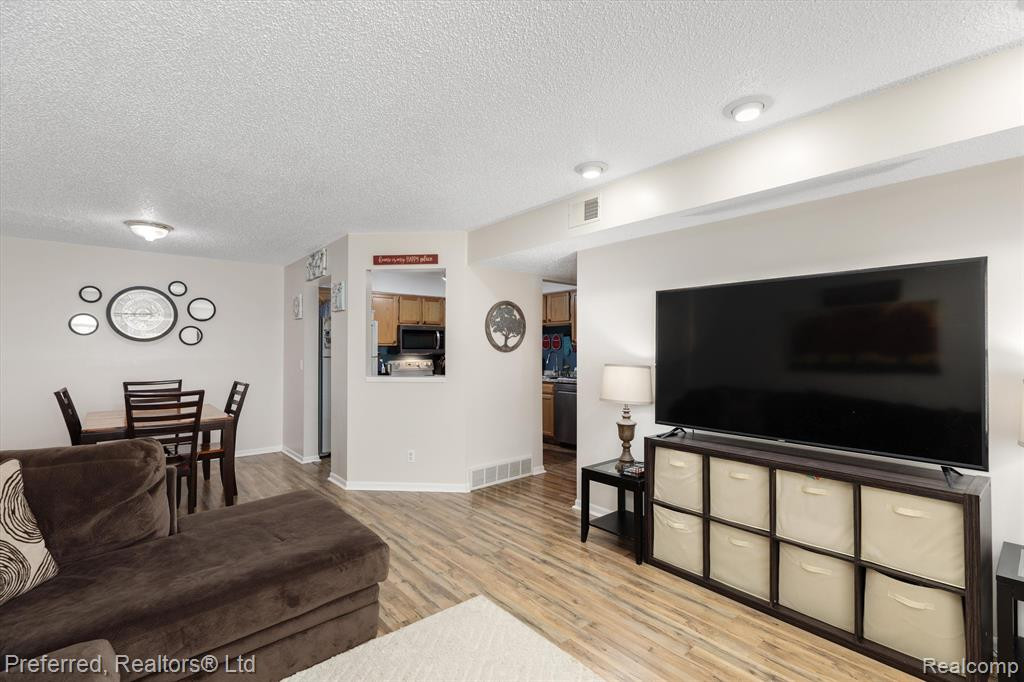 61107 GREENWOOD Drive, South Lyon, MI 48178 — Photo 10