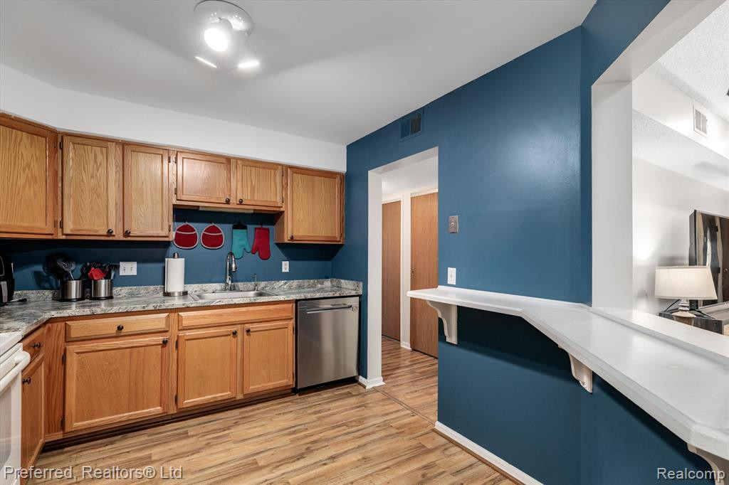 61107 GREENWOOD Drive, South Lyon, MI 48178 — Photo 15