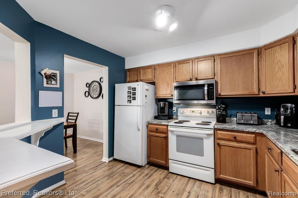 61107 GREENWOOD Drive, South Lyon, MI 48178 — Photo 16