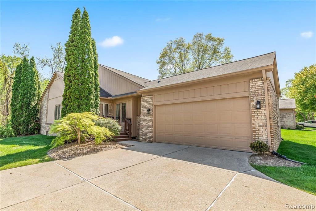 35375 LONE PINE Lane, Farmington Hills, MI 48335 — front exterior